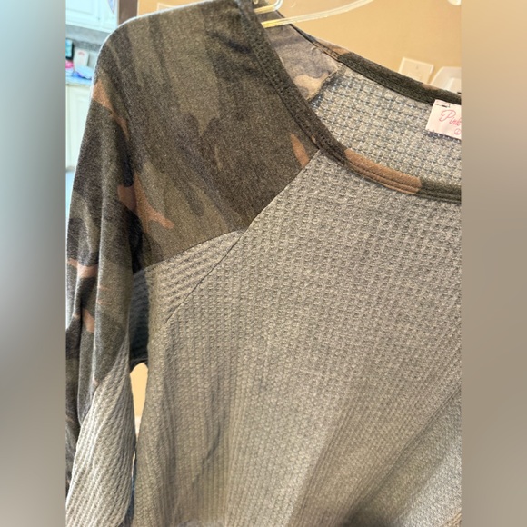 Pink Lily Camo Patchwork Waffle Knit Long Sleeve Top Gray Camo– Size L - Picture 3 of 4
